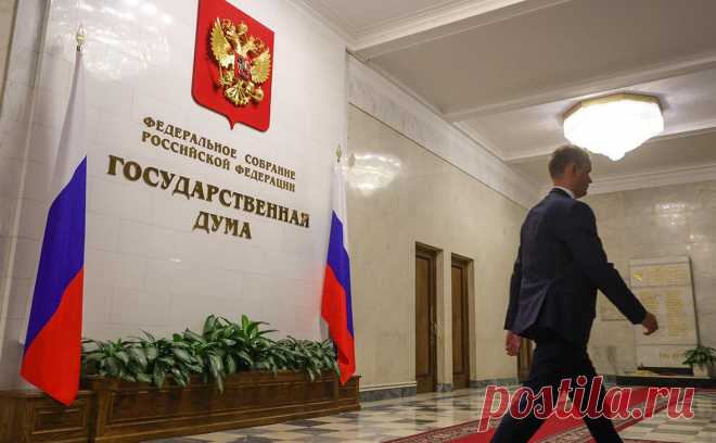Власти Крыма предложат запрет на исполнение песен иноагентов в России. Парламент Крыма собирается обратиться в Госдуму с предложением законодательно запретить публичное использование и исполнение произведений, созданных иностранными агентами из реестра Минюста, сообщил спикер регионального законодательного органа Владимир Константинов.