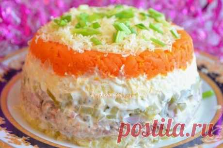 РЫБОНЬКА МОЯ !!! **Слоёный, под соус. *Соус: майонез, нат/йогурт, сметана. 1)Картофель 2шт -кр/тёрка, специи, 2)консерв/рыба в с/с 1б, 3)крас/лук 1шт, 4)мар/огурец 2шт -кубик, 5)яйцо 3шт -кр/тёрка, соль, 6)отв/морковь 1шт кр/тёрка, сыр -м/тёрка. *Декор: зелень.