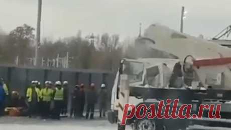 Рабочих придавило льдиной у спортивной арены в Петербурге. В Петербурге у &quot;СКА Арены&quot; рабочих придавило упавшей ледяной глыбой, один из пострадавших госпитализирован в отделение реанимации. Об этом сообщает &quot;78.ru&quot;. Наледь обрушилась на машину с рабочими у &quot;СКА ...