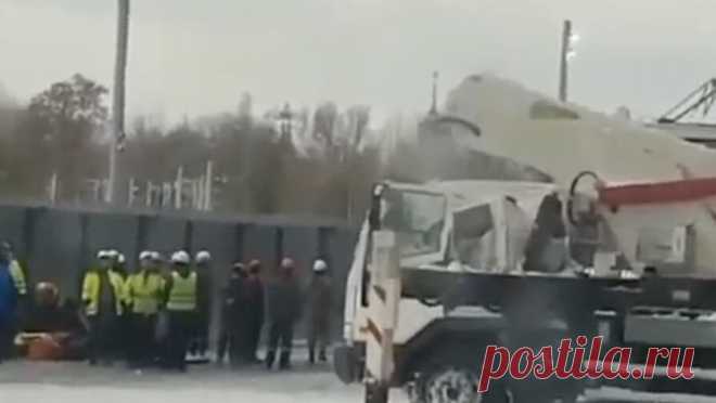 Рабочих придавило льдиной у спортивной арены в Петербурге. В Петербурге у "СКА Арены" рабочих придавило упавшей ледяной глыбой, один из пострадавших госпитализирован в отделение реанимации. Об этом сообщает "78.ru". Наледь обрушилась на машину с рабочими у "СКА ...