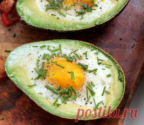 Яйца, запеченные в авокадо
Ещё один оригинальный рецепт для вкуснейшего завтрака: яйца, запеченные в авокадо.