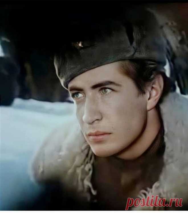 Юрий Каморный (1944-1981) поет в фильме 