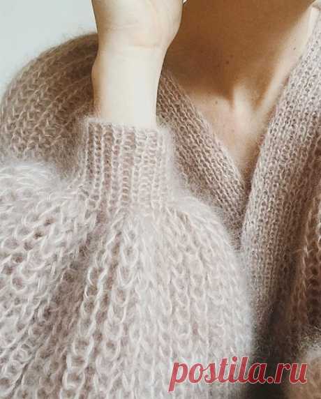 Запись на стене Кардиган связанный спицами 🌺 Cardigan no.4 🌺Кардиган свободного фасона оверсайз связанный спицами жемчужной резинкой с глубоким V вырезом горловины из мохера.Модный укороченный кардиган от датского дизайнера (My Favourite Things) вяжется спицами одной деталью сверху в бесшовной технике. Для кардигана выбрана вязка, очень подходящая под модный оверсайз, жемчужная резинка, которая носит разные названия: полупатентная, полуанглийская, рыбацка...