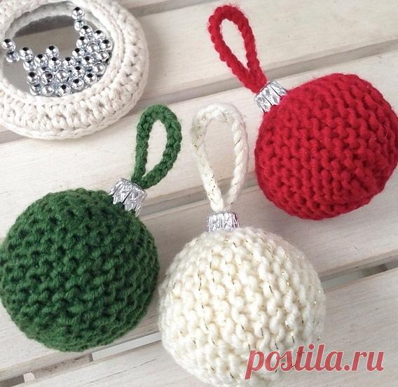 Запись Татьяны Давыдовой Новогодние игрушки, елочные шарики спицамиАвтор описания Анна Ломакина.