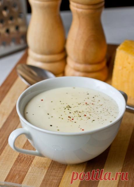 Сырный соус “Морнэ” Этот густой белый соус с сыром готовится на основе классического соуса бешамель. Его можно подавать к рыбе, птице, мясу, овощам, а также использовать там, где часто применяется бешамель - в лазаньях, гратенах и других запеканках. В последнем случае количество сыра и масла, добавляемых в соус, стоит сократить.Если вы не использовали весь соус сразу - его [...]