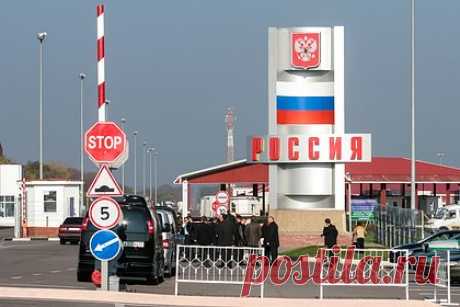 Россия запретила въезд главам МИД и Генштаба Великобритании. МИД России запретил въезд в страну британскому главе МИД Джеймсу Клеверли и начальнику Генштаба Патрику Сандерсу, сообщила официальный представитель МИД России Мария Захарова. В список также вошли министры Майкл Гоув и Надим Захави и представители руководства Стратегического командования британских вооруженных сил.