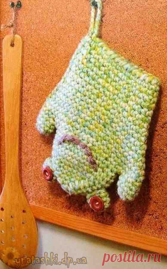Вязаная прихватка-рукавичка Лягушонок