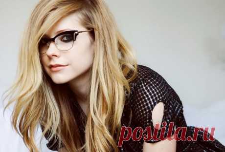 Обои Avril Lavigne, девушка, очки на рабочий стол - картинки с раздела Музыка