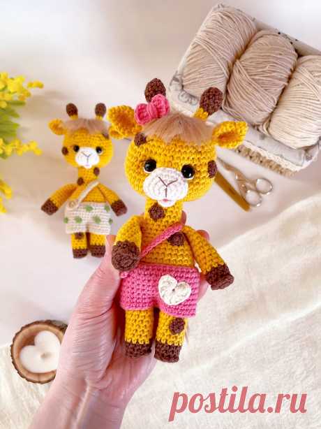 PDF Жирафик крючком. FREE crochet pattern; Аmigurumi toy patterns. Амигуруми схемы и описания на русском. Вязаные игрушки и поделки своими руками #amimore - жираф из обычной пряжи, жирафик в комбинезоне.