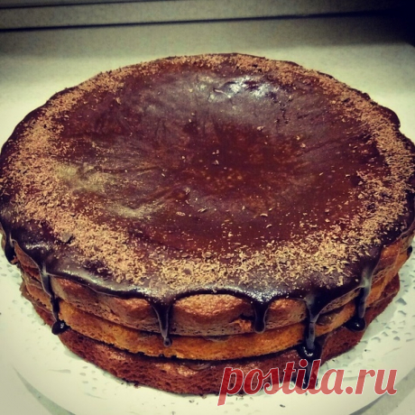 Вкуснейший торт "Прага по-домашнему".
⠀
Ингредиенты:
- сметана 15% 200гр;
- яйца 2шт.;
-сахар 1ст.;
- банка сгущенки (половина на тесто, половина на крем);
- сливочное масло 100 гр.;
- какао 2ч.л с горкой;
- сода 1с.л с горкой;
- мука 1,5 ст.
⠀
Процесс волшебства:
⠀
1 шаг
Яйца взбить со стаканом сахара, добавить пол. банки сгущенки, сметану, соду гаш., муку 1,5 стакана, мешая миксером.
2 шаг
Смазать форму для запекания маслом, вылить 1/3 теста в форму, поставить в форму ра...