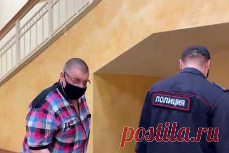 Вору в законе Хоботу вынесли приговор за аферу с уходом от налогов. Ленинский районный суд Тульской области вынес приговор 60-летнему Андрею Вознесенскому, а также Годердзи Габелия, Андрею Козлову и Валерию Курбатову за аферу с уходом от налогов. Андрей Вознесенский — известный в криминальных кругах вор в законе Хобот. Суд приговорил его к шести с половиной годам колонии.