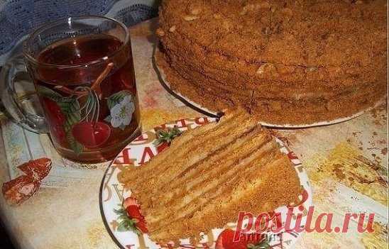 Медовик с заварным кремом - нежный, пропитанный, большой...
Легко готовится, очень вкусный и нежирный! Безумно вкусный крем и воздушные медовые коржи!
Ингредиенты:
Для теста:
2 яйца
1 стак. сахара
50 г. масла сливочного
2 ст.л. меда
2 ч.л. соды
3 стак. муки
ля крема:
2 яйца
2 стак. сахара
3 ст.л. муки
350 г. масла сливочного
0,5 л. молока