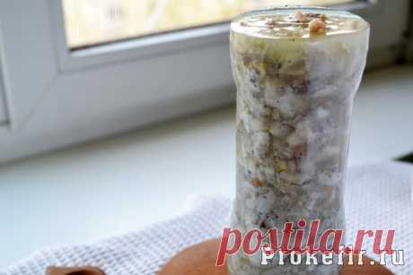Куриный рулет в бутылке с желатином, орехами и чесноком
