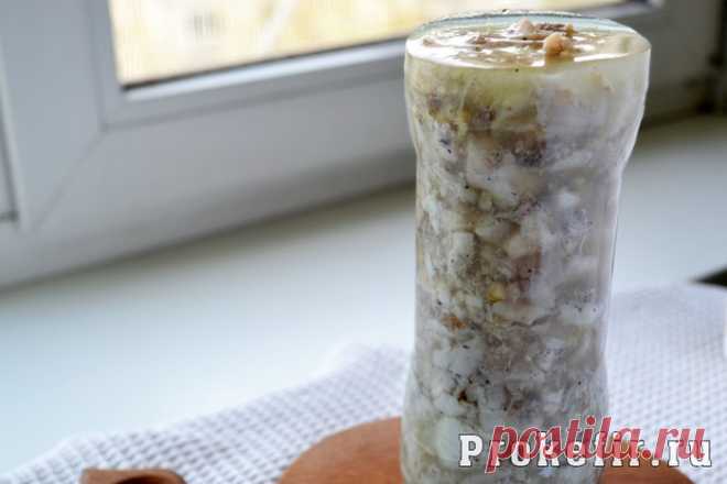 Куриный рулет в бутылке с желатином, орехами и чесноком