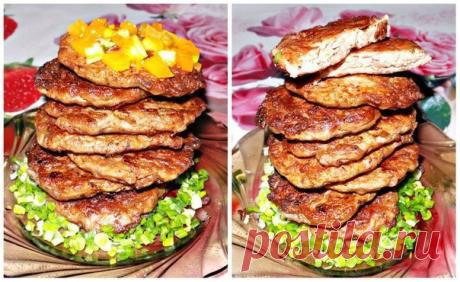 Печёночные оладьи из куриной печени,очень вкусные и нежные 

Ингредиенты 
Печень куриная: 500 грамм; 
Лук репчатый: 1 шт; 
Рис: 70 грамм; 
Мука: 2 столовые ложки; 
Яйцо куриное: 1 шт; 
Масло растительное: 30 мл; 
Соль: 1,5 чайные ложки; 
Черный молотый перец: по вкусу. 

Приготовление: 
Небольшое количество риса как следует промыть. Кастрюлю с водой поставить на огонь, довести до кипения и выложить в нее рис. Варить до полной готовности.Куриную печень как следует вымыть, о...