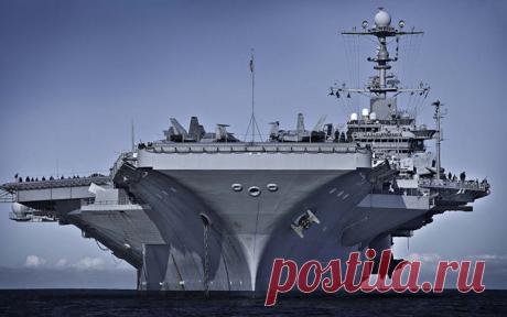 Экскурсия на авианосец «Джордж Буш» (34 фото) Самое большое военное судно в мире. Его строительство началось в 2003 году и обошлось в американским налогоплательщикам в 6,5 миллиардов долларов.