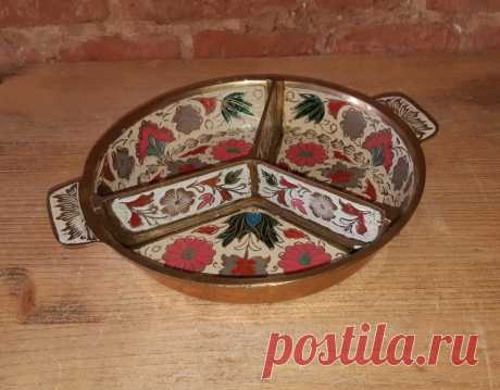 Менажница. Латунь. Индия. 60 годы. 20 век. Оригинал.
Диаметр верх / низ : 205 / 160 мм.
Высота : 35 мм.
Расстояние от ручки до ручки : 240 мм.
Вес : 790 грамм.
Цена : 5500 руб.

Купить сейчас : 

Справка : Менажница (англ. compartmental dish, итал. antipastiera, также кабаре́т[1](нем. Kabarett)) — блюдо, разделённое внутри на несколько ячеек, позволяющее положить в одну тарелку разную еду, не смешивая её между собой. Используется при