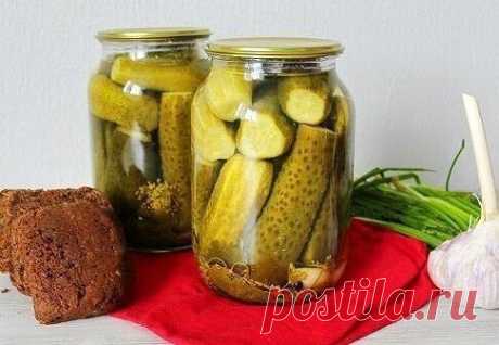 Хрустящие огурцы на зиму

 Получаются вкусные и хрустящие огурцы.

 Ингредиенты на две литровые банки: 

Огурцы – 1-1,5 кг.
Лист вишни – 6 шт.
Лист черной смородины – 6 шт.
Лист хрена – 1-2 листика (у меня был большой, я порезала на 3-4 части).
Перец душистый горошек – 4 шт.
Перец черный горошек – 16 шт.
Лист лавровый – 2 большой или 4 маленьких
Зонтик укропа – 4 шт.
Чеснок – 6-8 зуб.
Уксус 9% — 4 ст.л. 
На 1 литр маринада: 
Соль – 1 ст.л. с горкой
Сахар – 1.5 ст.л.

Как п...