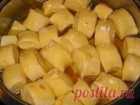 Штрули.
Это блюдо вас приятно удивит своей вкуснотой и ароматом,готовить его не хлопотно,получается при минимуме затрат прекрасный сытный обед.это блюдо одно из моих любимых! 
Время приготовления: 80 мин.
Порций: 6-8
Вам потребуется:
●0.5 стакана кипяченой воды чуть теплой
●1 яйцо
●0.5 ч. ложки соли
●щепотка соды
●2.5 стакана муки
●2 ст. ложки растительного масла.
●немного сливочного масла размягченного.
●6 средних картофелин
●2 окорочка(больших)
●1 луковица
●1 морковь
●2 ...