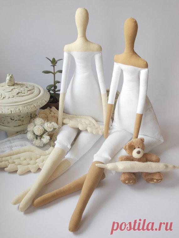 Tilda Doll BODY is 25 inches (65 cm) tall .

Tilda doll body is made of white cotton and linen and i is filled with hypo-allergenic polyester fiberfill.



https://www.etsy.com/shop/MadeByOdiva?ref=seller-platform-mcnav