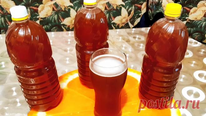 Приготовление настоящего кваса СССР как из желтой бочки Приготовление кваса по рецепту СССР Нарезаем 1 булку пшенично-ржаного хлеба на небольшие квадратики, укладываем их в противень для полной просушки и поджарки в духовке при температуре 180-200 градусов Цельсия. Причем хлебные квадратики по периметру обязательно должны слегка подгореть. Это придаст