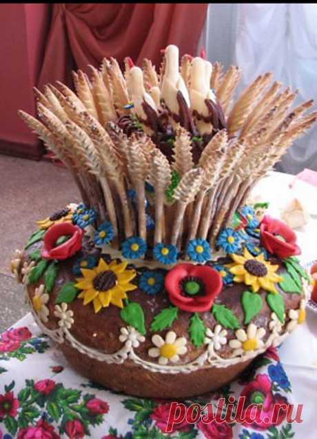 Выпекание каравая было священнодействием, поэтому руководить этим процессом поручали женщине, которая обязательно счастлива в браке и имеет много детей, чтобы счастливую долю получили и молодожены. И замес теста, и выпекание, и извлечение из печи сопровождались песнями, молитвами, своеобразными магическими ритуалами, которые должны были наполнить готовый каравай позитивной энергией.