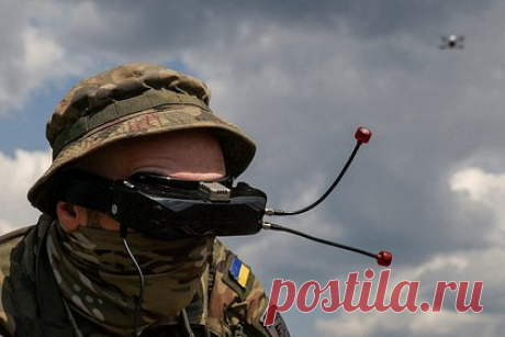 Стало известно об использовании ВСУ дронов для подхода к российским позициям. Командир российского штурмового отряда Декстер рассказал, что украинцы безуспешно используют дроны для безопасного подхода к расположениям РФ под Херсоном. Военный уточнил, что ВСУ массово используют одноразовые летательные аппараты со взрывчатыми элементами, которыми наносят удары по технике и личному составу.
