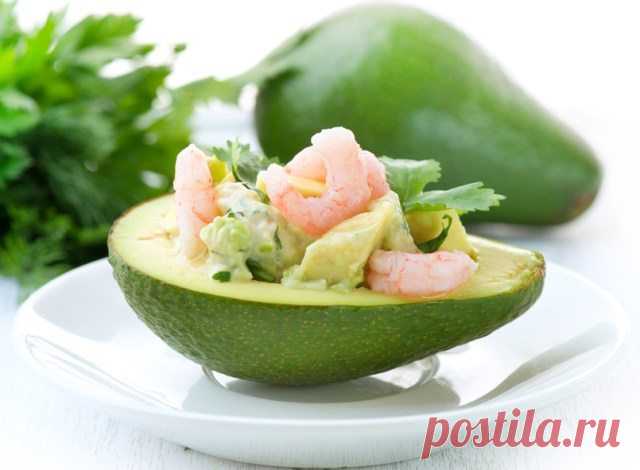 Вкусные Салаты и Блюда из Авокадо Для Новогоднего Стола Этот фрукт сейчас можно без проблем купить в любом супермаркете. Из авокадо готовят замечательные салаты, супы и даже напитки. В блюдах, где соединены несколько продуктов, авокадо приобретает совершенно другой вкус и придает пище некую пикантность и своеобразие. Какие блюда из авокадо можно приготовить, чтобы удивить гостей и побаловать свою семью. Блюда из авокадо Авокадо нужно совмещать с другими продуктами и сейчас...