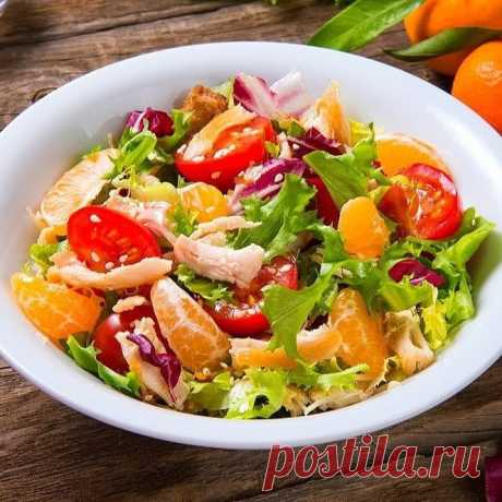 Низкокалорийный салат с курицей, мандаринами и сыром