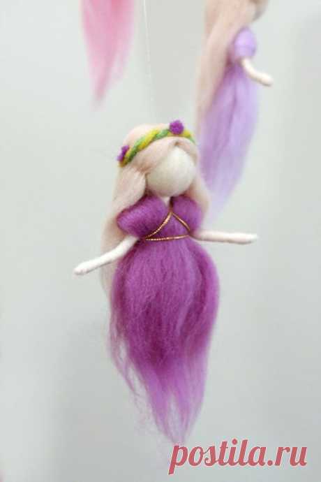 This is a Waldorf inspired piece made of wool by the needle-felting technique. It's been created to provide a peaceful and harmonious image that communicates with the soul through its colors…