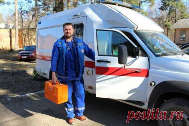 — А вас… — заведующая жестом Мюллера указала на двух приятелей. — Вас я попрошу остаться. 
Медперсонал станции, на секунду было замерший, возобновил процесс покидания пятиминутки. Через небольшой промежуток времени в зале остались только два фельдшера, заведующая и старший врач. 
— Ну, что, двое из ларца? Не стесняйтесь. Подходите к столу. Вы тоже присоединяйтесь, — старший врач тоже подошла ближе и присела на один из свободных стульев. — Вы у нас человек новый. Заодно и п...