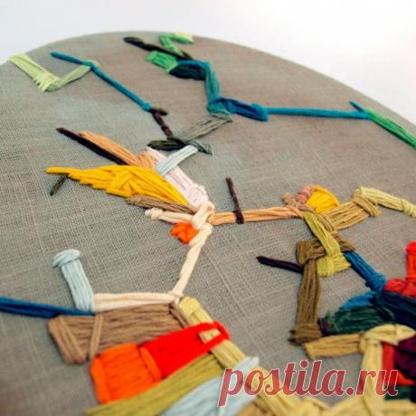 Подборка необычной вышивки (ч.1) Разномастная вышивка, которую можно использовать для украшения одежды.Хаотичная, на первый взгляд, но какая-то система здесь все-таки присутствует. Очень реалистичные одуванчики. Можно запустить на дж…