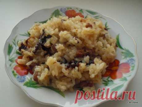 Рисовая каша с изюмом, черносливом и яблоками