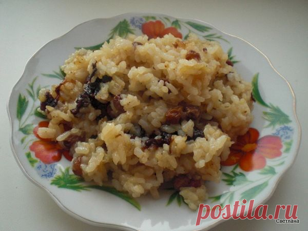 Рисовая каша с изюмом, черносливом и яблоками