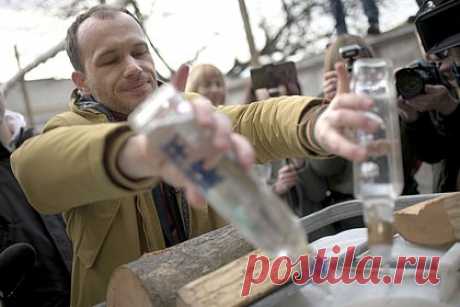 В России решили сэкономить на борьбе с нелегальным алкоголем. Правительство России поддержало законопроект, упрощающий процедуру уничтожения изъятого правоохранительными органами контрафактного алкоголя. Решение позволит снизить опасность перепродажи и значительно сэкономить средства на его хранении, в настоящее время бюджет тратит на эти цели 840 миллионов рублей каждый год.