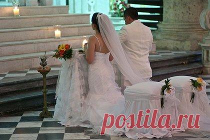 Россиянка потеряла паспорт и стала женой африканца. Прокуратура Петербурга провела проверку исполнения требований миграционного законодательства по факту заключения брака между россиянкой и африканцем. Местная жительница рассказала, что в брак не вступала, а супруга даже не знает. По ее словам, за неделю до подачи заявления в ЗАГС она потеряла паспорт.