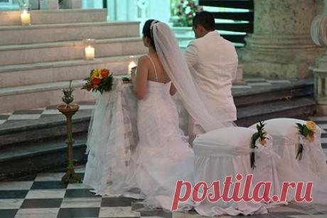 Россиянка потеряла паспорт и стала женой африканца. Прокуратура Петербурга провела проверку исполнения требований миграционного законодательства по факту заключения брака между россиянкой и африканцем. Местная жительница рассказала, что в брак не вступала, а супруга даже не знает. По ее словам, за неделю до подачи заявления в ЗАГС она потеряла паспорт.