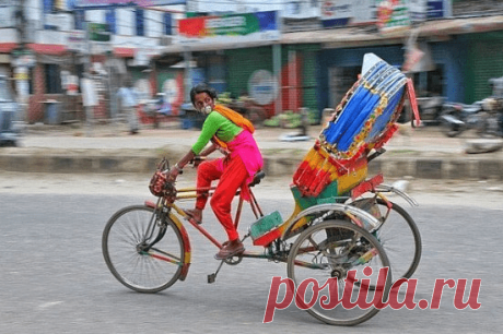 Дакка (Бангладеш) — что посмотреть туристу | Журнал "JK" Джей Кей Дакка — столица и самый большой город Бангладеш. Это культурный и экономический центр страны. Старая часть города с колоссальным историческим прошлым, известная как Старый Дакка или Старый город, хранит широкий спектр архитектурного наследия от пережитков Империи Великих Моголов до британских колониальных построек. Дакка находится примерно в 30 километрах от устья реки Ганг и примерно в