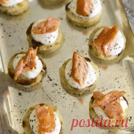 Канапе с копченой рыбкой и картофелем Такую закуску также можно подать на кусочках поджаренного хлеба или мини-оладушках. Ингредиенты Рыба семга, форель, треска или зубатка (филе горячего копчения) 100 Граммов Картофель некрупный 7 Штук С