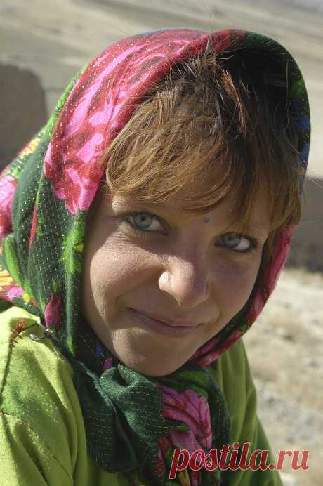 Girl in a Kabul orphanage, 01-07-2002 - Нуристанцы — Википедия