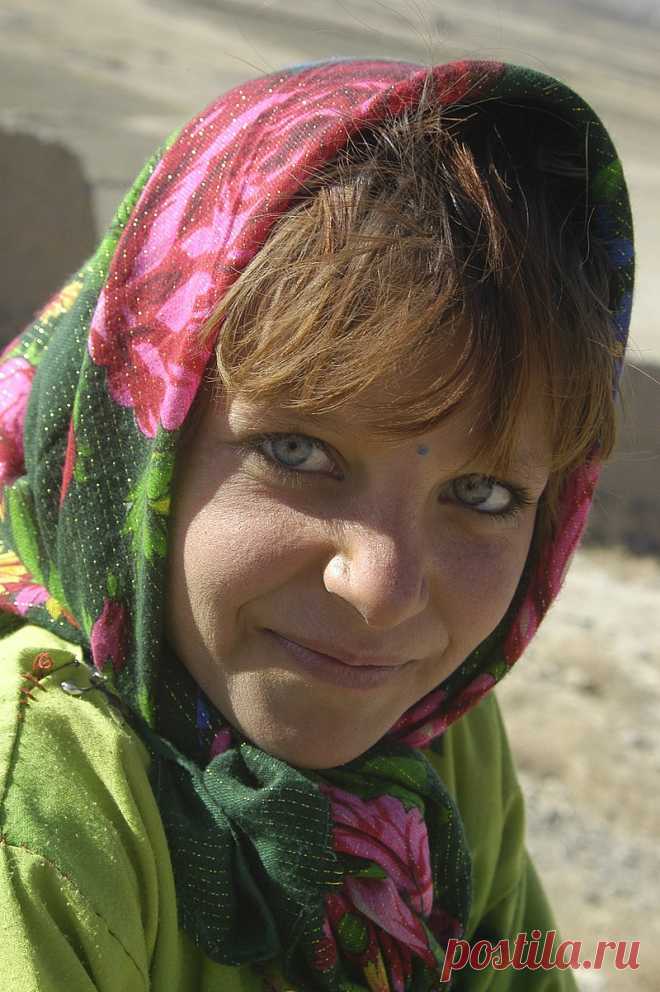 Girl in a Kabul orphanage, 01-07-2002 - Нуристанцы — Википедия