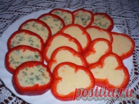 Перец, фаршированный сыром - рецепт с фото Предлагаю рецепт вкусной, простой в приготовлении и очень эффектной закуски - перца, фаршированного сыром. Вкусно приготовить с таким перчиком бутерброды на завтрак или подать гостям. Такая холодная закуска украсит любой праздничный стол. Готовлю перец, фаршированный сыром, уже много лет и ...