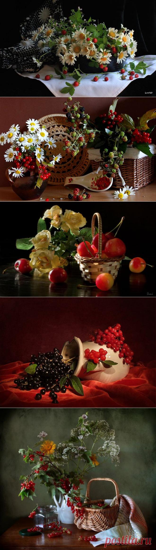 Натюрморт Цветочно - ягодный.