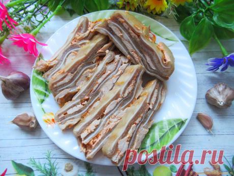 Прессованные свиные уши - бюджетная, но очень вкусная закуска для любых случаев Редкая хозяйка включает в меню своей семьи такие субпродукты, как свиные уши, язык, хвост, печень и т. д. Кто-то делает это из брезгливости, а кто-то по незнанию о положительных качествах этих продуктов.Сегодня мы хотим поговорить и свиных ушах. Точнее о том, как приготовить из них хорошую закуску,