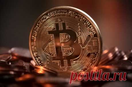 Стоимость биткоина снизилась до 62 тысяч долларов после обновления рекорда. Стоимость биткойна опустилась до 62 598 долларов.
