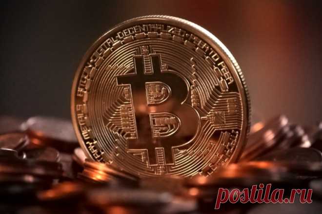Стоимость биткоина снизилась до 62 тысяч долларов после обновления рекорда. Стоимость биткойна опустилась до 62 598 долларов.