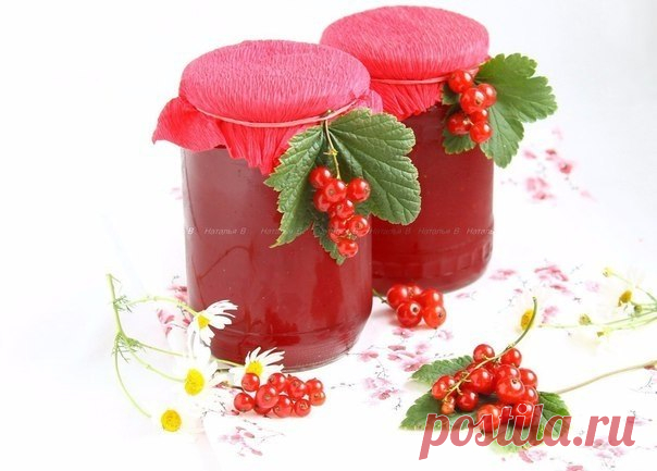 Джем-желе из красной смородины
Автор: Наталья Васильева

Время заготовок!!! Предлагаю приготовить очень вкусный джем-желе из красной смородины. 

Красная смородина - 1кг
Сахар - 1кг
Вода - 100мл

Красную смородину перебрать, намыть, дать лишней жидкости стечь. Затем пересыпать в эмалированную посуду, добавить воду, поставить на небольшой огонь и проварить - ягодки должны лопнуть и дать сок. Ягоды вместе с жидкостью процедить через мелкое сито или марлю. Полученный ягодный ...