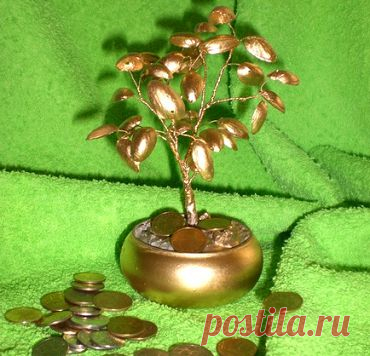 Денежное дерево,(фисташковая скорлупа).ЗДЕСЬ:с монетами--- http://masterclassy.ru/topiarii/drugie-topiarii/7028-zolotoe-derevo-iz-monet-master-klass-s-poshagovymi-foto.html