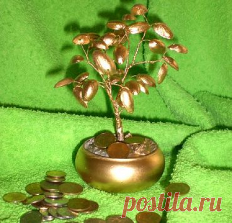 Денежное дерево,(фисташковая скорлупа).ЗДЕСЬ:с монетами--- https://masterclassy.ru/topiarii/drugie-topiarii/7028-zolotoe-derevo-iz-monet-master-klass-s-poshagovymi-foto.html