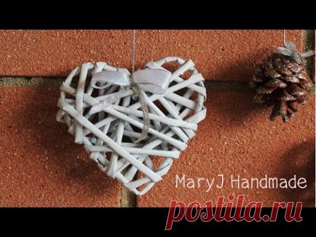 Cuore decorativo con cannucce di carta | Riciclo di vecchi giornali e volantini